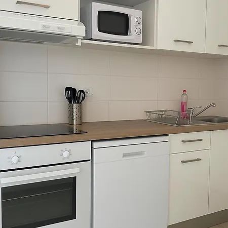 T3 Moderne Avec Terrasse, Clim, Et Parking, Ideal Pour 4, Proche Et Village - Pas De Piscine 2024 - Fr-1-732-18